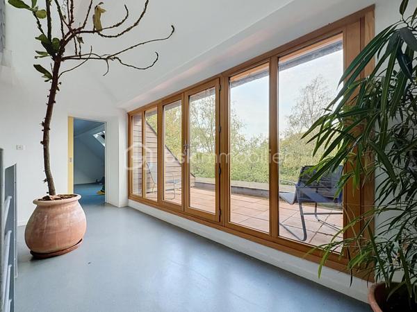 Coup de cœur assuré pour cette sublime maison d'architecte de 215 m² qui allie à la perfection volumes d'exception, sérénité et confort moderne (DPE C). 
Nichée sur une magnifique parcelle, en partie boisée, d'environ 5000 m2 à deux pas du centre-ville et de toutes ses commodités, elle offre une atmosphère apaisante unique !

Dès son entrée spacieuse , vous serez charmés par la clarté et la fluidité des espaces du rez de chaussée , composé d'un vaste salon de 35 m², d'un séjour-cuisine convivial de 35 m², ainsi que d'une salle d'eau, d'un WC et d'un cellier.

L'architecture atypique de la maison se dévoile à travers ses mezzanines à chaque niveau. Le premier étage propose trois belles chambres, dont une avec un grand dressing, une salle de bains et l'accès à une terrasse confortable surplombant la nature environnante. 

Enfin, le dernier niveau révèle une spectaculaire mezzanine vitrée, véritable puits de lumière naturelle, qui dessert deux chambres supplémentaires. 

Une demeure chaleureuse et lumineuse, idéale pour partager de précieux moments en famille tout en préservant l'intimité de chacun.