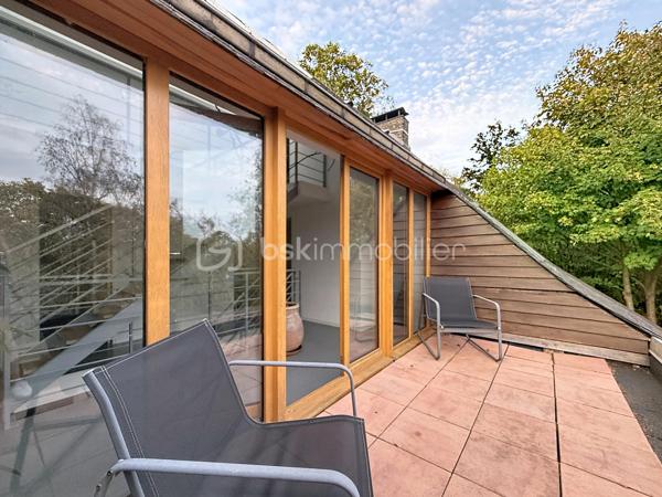Coup de cœur assuré pour cette sublime maison d'architecte de 215 m² qui allie à la perfection volumes d'exception, sérénité et confort moderne (DPE C). 
Nichée sur une magnifique parcelle, en partie boisée, d'environ 5000 m2 à deux pas du centre-ville et de toutes ses commodités, elle offre une atmosphère apaisante unique !

Dès son entrée spacieuse , vous serez charmés par la clarté et la fluidité des espaces du rez de chaussée , composé d'un vaste salon de 35 m², d'un séjour-cuisine convivial de 35 m², ainsi que d'une salle d'eau, d'un WC et d'un cellier.

L'architecture atypique de la maison se dévoile à travers ses mezzanines à chaque niveau. Le premier étage propose trois belles chambres, dont une avec un grand dressing, une salle de bains et l'accès à une terrasse confortable surplombant la nature environnante. 

Enfin, le dernier niveau révèle une spectaculaire mezzanine vitrée, véritable puits de lumière naturelle, qui dessert deux chambres supplémentaires. 

Une demeure chaleureuse et lumineuse, idéale pour partager de précieux moments en famille tout en préservant l'intimité de chacun.