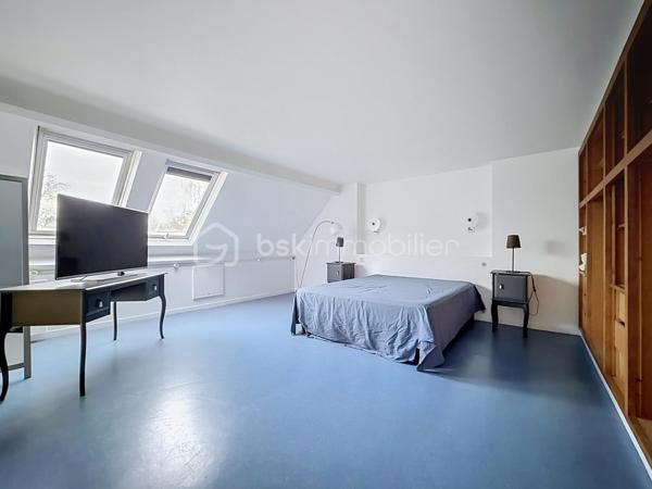 Coup de cœur assuré pour cette sublime maison d'architecte de 215 m² qui allie à la perfection volumes d'exception, sérénité et confort moderne (DPE C). 
Nichée sur une magnifique parcelle, en partie boisée, d'environ 5000 m2 à deux pas du centre-ville et de toutes ses commodités, elle offre une atmosphère apaisante unique !

Dès son entrée spacieuse , vous serez charmés par la clarté et la fluidité des espaces du rez de chaussée , composé d'un vaste salon de 35 m², d'un séjour-cuisine convivial de 35 m², ainsi que d'une salle d'eau, d'un WC et d'un cellier.

L'architecture atypique de la maison se dévoile à travers ses mezzanines à chaque niveau. Le premier étage propose trois belles chambres, dont une avec un grand dressing, une salle de bains et l'accès à une terrasse confortable surplombant la nature environnante. 

Enfin, le dernier niveau révèle une spectaculaire mezzanine vitrée, véritable puits de lumière naturelle, qui dessert deux chambres supplémentaires. 

Une demeure chaleureuse et lumineuse, idéale pour partager de précieux moments en famille tout en préservant l'intimité de chacun.