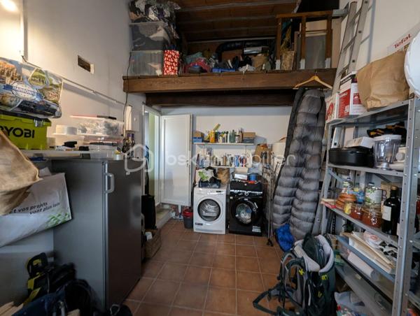 Le calme d’une impasse, la vie d’un centre-ville à deux pas.

Voici une maison de plain-pied de 88 m²entièrement rénovée, posée sur 345 m² de terrain. Tout a été refait : vous n’avez rien à prévoir, rien à budgéter, rien à repeindre. Vous arrivez, vous ouvrez les cartons, vous êtes chez vous.
2 chambres, séjour et cuisine américaine équipée, salle d'eau spacieuse et WC séparés, garage.

Pourquoi on y tombe sous le charme ?

Tout sur un seul niveau. Pas d’escalier, une vie fluide, idéale pour une famille avec enfants, des parents qui avancent en âge ou n’importe qui aimant la simplicité.
Un vrai terrain de 345 m², de quoi installer une terrasse, un potager, des jeux ou un barbecue et piscine.
Un quartier très calme, où l’on entend les oiseaux plutôt que la circulation.
Et pourtant, tout est à proximité immédiate : commerces et commodités à portée de pas.

Ici, on achète une maison. Le plus dur, c’est de choisir où poser le canapé.
Visites sur rendez-vous. Contactez-moi pour organiser la vôtre.