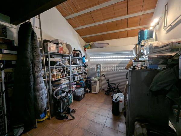 Le calme d’une impasse, la vie d’un centre-ville à deux pas.

Voici une maison de plain-pied de 88 m²entièrement rénovée, posée sur 345 m² de terrain. Tout a été refait : vous n’avez rien à prévoir, rien à budgéter, rien à repeindre. Vous arrivez, vous ouvrez les cartons, vous êtes chez vous.
2 chambres, séjour et cuisine américaine équipée, salle d'eau spacieuse et WC séparés, garage.

Pourquoi on y tombe sous le charme ?

Tout sur un seul niveau. Pas d’escalier, une vie fluide, idéale pour une famille avec enfants, des parents qui avancent en âge ou n’importe qui aimant la simplicité.
Un vrai terrain de 345 m², de quoi installer une terrasse, un potager, des jeux ou un barbecue et piscine.
Un quartier très calme, où l’on entend les oiseaux plutôt que la circulation.
Et pourtant, tout est à proximité immédiate : commerces et commodités à portée de pas.

Ici, on achète une maison. Le plus dur, c’est de choisir où poser le canapé.
Visites sur rendez-vous. Contactez-moi pour organiser la vôtre.