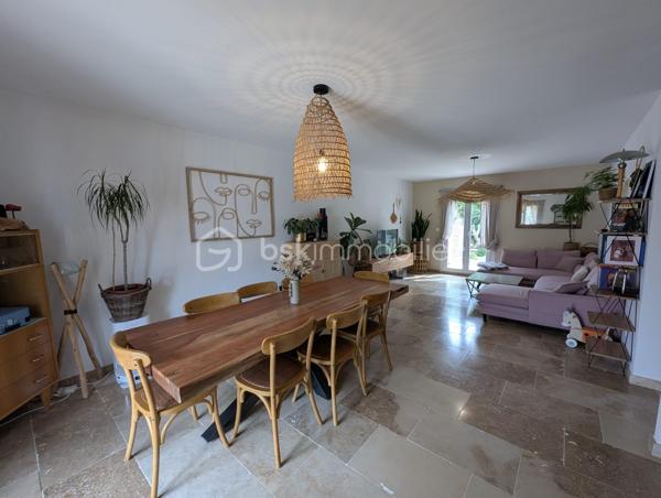Le calme d’une impasse, la vie d’un centre-ville à deux pas.

Voici une maison de plain-pied de 88 m²entièrement rénovée, posée sur 345 m² de terrain. Tout a été refait : vous n’avez rien à prévoir, rien à budgéter, rien à repeindre. Vous arrivez, vous ouvrez les cartons, vous êtes chez vous.
2 chambres, séjour et cuisine américaine équipée, salle d'eau spacieuse et WC séparés, garage.

Pourquoi on y tombe sous le charme ?

Tout sur un seul niveau. Pas d’escalier, une vie fluide, idéale pour une famille avec enfants, des parents qui avancent en âge ou n’importe qui aimant la simplicité.
Un vrai terrain de 345 m², de quoi installer une terrasse, un potager, des jeux ou un barbecue et piscine.
Un quartier très calme, où l’on entend les oiseaux plutôt que la circulation.
Et pourtant, tout est à proximité immédiate : commerces et commodités à portée de pas.

Ici, on achète une maison. Le plus dur, c’est de choisir où poser le canapé.
Visites sur rendez-vous. Contactez-moi pour organiser la vôtre.