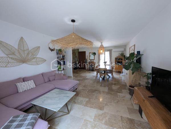 Le calme d’une impasse, la vie d’un centre-ville à deux pas.

Voici une maison de plain-pied de 88 m²entièrement rénovée, posée sur 345 m² de terrain. Tout a été refait : vous n’avez rien à prévoir, rien à budgéter, rien à repeindre. Vous arrivez, vous ouvrez les cartons, vous êtes chez vous.
2 chambres, séjour et cuisine américaine équipée, salle d'eau spacieuse et WC séparés, garage.

Pourquoi on y tombe sous le charme ?

Tout sur un seul niveau. Pas d’escalier, une vie fluide, idéale pour une famille avec enfants, des parents qui avancent en âge ou n’importe qui aimant la simplicité.
Un vrai terrain de 345 m², de quoi installer une terrasse, un potager, des jeux ou un barbecue et piscine.
Un quartier très calme, où l’on entend les oiseaux plutôt que la circulation.
Et pourtant, tout est à proximité immédiate : commerces et commodités à portée de pas.

Ici, on achète une maison. Le plus dur, c’est de choisir où poser le canapé.
Visites sur rendez-vous. Contactez-moi pour organiser la vôtre.