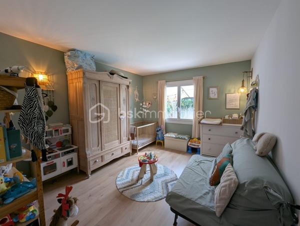Le calme d’une impasse, la vie d’un centre-ville à deux pas.

Voici une maison de plain-pied de 88 m²entièrement rénovée, posée sur 345 m² de terrain. Tout a été refait : vous n’avez rien à prévoir, rien à budgéter, rien à repeindre. Vous arrivez, vous ouvrez les cartons, vous êtes chez vous.
2 chambres, séjour et cuisine américaine équipée, salle d'eau spacieuse et WC séparés, garage.

Pourquoi on y tombe sous le charme ?

Tout sur un seul niveau. Pas d’escalier, une vie fluide, idéale pour une famille avec enfants, des parents qui avancent en âge ou n’importe qui aimant la simplicité.
Un vrai terrain de 345 m², de quoi installer une terrasse, un potager, des jeux ou un barbecue et piscine.
Un quartier très calme, où l’on entend les oiseaux plutôt que la circulation.
Et pourtant, tout est à proximité immédiate : commerces et commodités à portée de pas.

Ici, on achète une maison. Le plus dur, c’est de choisir où poser le canapé.
Visites sur rendez-vous. Contactez-moi pour organiser la vôtre.
