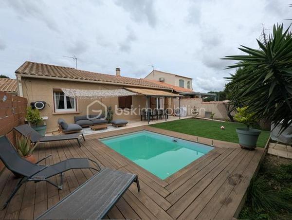 Le calme d’une impasse, la vie d’un centre-ville à deux pas.

Voici une maison de plain-pied de 88 m²entièrement rénovée, posée sur 345 m² de terrain. Tout a été refait : vous n’avez rien à prévoir, rien à budgéter, rien à repeindre. Vous arrivez, vous ouvrez les cartons, vous êtes chez vous.
2 chambres, séjour et cuisine américaine équipée, salle d'eau spacieuse et WC séparés, garage.

Pourquoi on y tombe sous le charme ?

Tout sur un seul niveau. Pas d’escalier, une vie fluide, idéale pour une famille avec enfants, des parents qui avancent en âge ou n’importe qui aimant la simplicité.
Un vrai terrain de 345 m², de quoi installer une terrasse, un potager, des jeux ou un barbecue et piscine.
Un quartier très calme, où l’on entend les oiseaux plutôt que la circulation.
Et pourtant, tout est à proximité immédiate : commerces et commodités à portée de pas.

Ici, on achète une maison. Le plus dur, c’est de choisir où poser le canapé.
Visites sur rendez-vous. Contactez-moi pour organiser la vôtre.