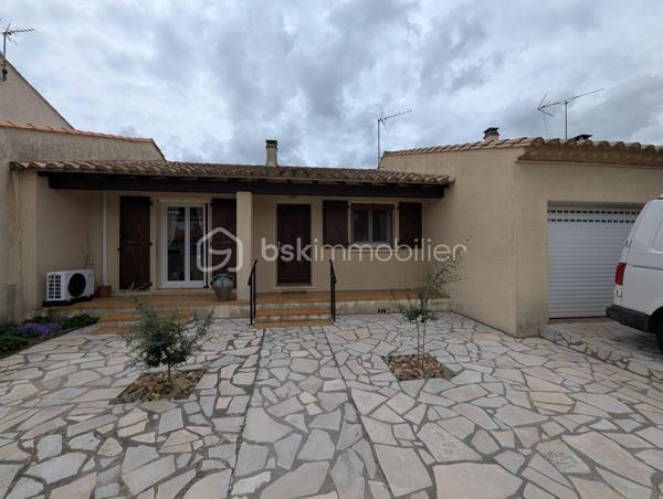 Le calme d’une impasse, la vie d’un centre-ville à deux pas.

Voici une maison de plain-pied de 88 m²entièrement rénovée, posée sur 345 m² de terrain. Tout a été refait : vous n’avez rien à prévoir, rien à budgéter, rien à repeindre. Vous arrivez, vous ouvrez les cartons, vous êtes chez vous.
2 chambres, séjour et cuisine américaine équipée, salle d'eau spacieuse et WC séparés, garage.

Pourquoi on y tombe sous le charme ?

Tout sur un seul niveau. Pas d’escalier, une vie fluide, idéale pour une famille avec enfants, des parents qui avancent en âge ou n’importe qui aimant la simplicité.
Un vrai terrain de 345 m², de quoi installer une terrasse, un potager, des jeux ou un barbecue et piscine.
Un quartier très calme, où l’on entend les oiseaux plutôt que la circulation.
Et pourtant, tout est à proximité immédiate : commerces et commodités à portée de pas.

Ici, on achète une maison. Le plus dur, c’est de choisir où poser le canapé.
Visites sur rendez-vous. Contactez-moi pour organiser la vôtre.