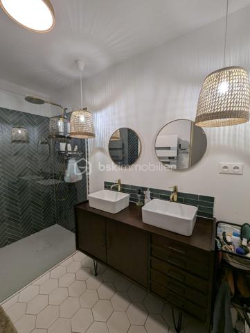 Le calme d’une impasse, la vie d’un centre-ville à deux pas.

Voici une maison de plain-pied de 88 m²entièrement rénovée, posée sur 345 m² de terrain. Tout a été refait : vous n’avez rien à prévoir, rien à budgéter, rien à repeindre. Vous arrivez, vous ouvrez les cartons, vous êtes chez vous.
2 chambres, séjour et cuisine américaine équipée, salle d'eau spacieuse et WC séparés, garage.

Pourquoi on y tombe sous le charme ?

Tout sur un seul niveau. Pas d’escalier, une vie fluide, idéale pour une famille avec enfants, des parents qui avancent en âge ou n’importe qui aimant la simplicité.
Un vrai terrain de 345 m², de quoi installer une terrasse, un potager, des jeux ou un barbecue et piscine.
Un quartier très calme, où l’on entend les oiseaux plutôt que la circulation.
Et pourtant, tout est à proximité immédiate : commerces et commodités à portée de pas.

Ici, on achète une maison. Le plus dur, c’est de choisir où poser le canapé.
Visites sur rendez-vous. Contactez-moi pour organiser la vôtre.