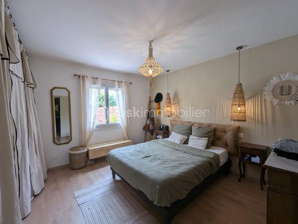 Le calme d’une impasse, la vie d’un centre-ville à deux pas.

Voici une maison de plain-pied de 88 m²entièrement rénovée, posée sur 345 m² de terrain. Tout a été refait : vous n’avez rien à prévoir, rien à budgéter, rien à repeindre. Vous arrivez, vous ouvrez les cartons, vous êtes chez vous.
2 chambres, séjour et cuisine américaine équipée, salle d'eau spacieuse et WC séparés, garage.

Pourquoi on y tombe sous le charme ?

Tout sur un seul niveau. Pas d’escalier, une vie fluide, idéale pour une famille avec enfants, des parents qui avancent en âge ou n’importe qui aimant la simplicité.
Un vrai terrain de 345 m², de quoi installer une terrasse, un potager, des jeux ou un barbecue et piscine.
Un quartier très calme, où l’on entend les oiseaux plutôt que la circulation.
Et pourtant, tout est à proximité immédiate : commerces et commodités à portée de pas.

Ici, on achète une maison. Le plus dur, c’est de choisir où poser le canapé.
Visites sur rendez-vous. Contactez-moi pour organiser la vôtre.