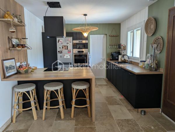 Le calme d’une impasse, la vie d’un centre-ville à deux pas.

Voici une maison de plain-pied de 88 m²entièrement rénovée, posée sur 345 m² de terrain. Tout a été refait : vous n’avez rien à prévoir, rien à budgéter, rien à repeindre. Vous arrivez, vous ouvrez les cartons, vous êtes chez vous.
2 chambres, séjour et cuisine américaine équipée, salle d'eau spacieuse et WC séparés, garage.

Pourquoi on y tombe sous le charme ?

Tout sur un seul niveau. Pas d’escalier, une vie fluide, idéale pour une famille avec enfants, des parents qui avancent en âge ou n’importe qui aimant la simplicité.
Un vrai terrain de 345 m², de quoi installer une terrasse, un potager, des jeux ou un barbecue et piscine.
Un quartier très calme, où l’on entend les oiseaux plutôt que la circulation.
Et pourtant, tout est à proximité immédiate : commerces et commodités à portée de pas.

Ici, on achète une maison. Le plus dur, c’est de choisir où poser le canapé.
Visites sur rendez-vous. Contactez-moi pour organiser la vôtre.
