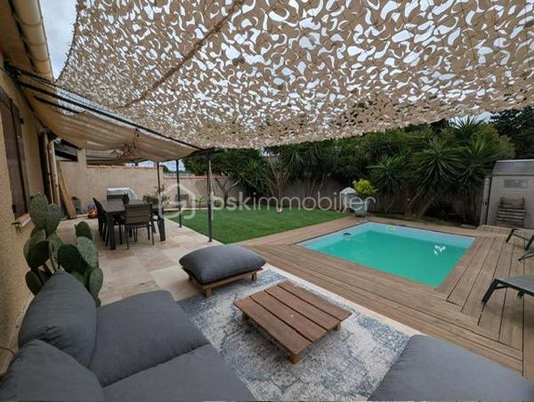 Le calme d’une impasse, la vie d’un centre-ville à deux pas.

Voici une maison de plain-pied de 88 m²entièrement rénovée, posée sur 345 m² de terrain. Tout a été refait : vous n’avez rien à prévoir, rien à budgéter, rien à repeindre. Vous arrivez, vous ouvrez les cartons, vous êtes chez vous.
2 chambres, séjour et cuisine américaine équipée, salle d'eau spacieuse et WC séparés, garage.

Pourquoi on y tombe sous le charme ?

Tout sur un seul niveau. Pas d’escalier, une vie fluide, idéale pour une famille avec enfants, des parents qui avancent en âge ou n’importe qui aimant la simplicité.
Un vrai terrain de 345 m², de quoi installer une terrasse, un potager, des jeux ou un barbecue et piscine.
Un quartier très calme, où l’on entend les oiseaux plutôt que la circulation.
Et pourtant, tout est à proximité immédiate : commerces et commodités à portée de pas.

Ici, on achète une maison. Le plus dur, c’est de choisir où poser le canapé.
Visites sur rendez-vous. Contactez-moi pour organiser la vôtre.