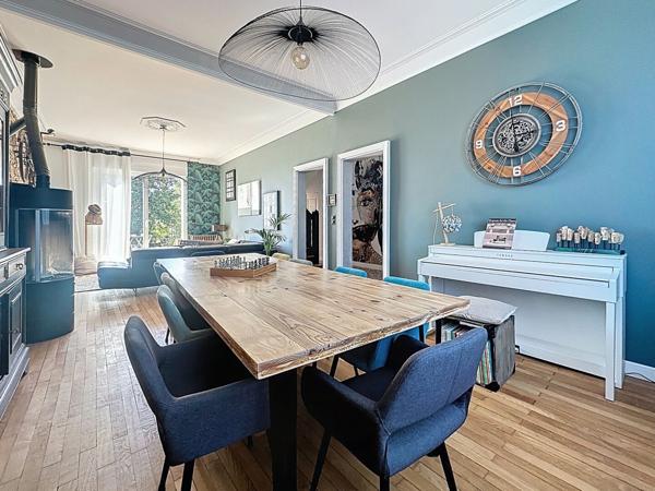 Maison spacieuse a vendre a LA VARENNE avec 5 chambres, double garage et jardin.