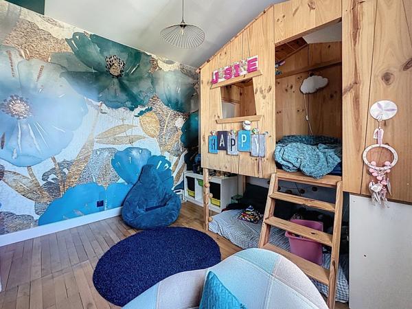 Maison spacieuse a vendre a LA VARENNE avec 5 chambres, double garage et jardin.