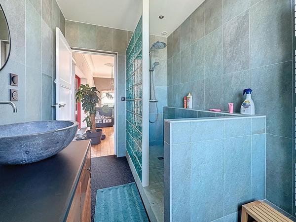 Maison spacieuse a vendre a LA VARENNE avec 5 chambres, double garage et jardin.