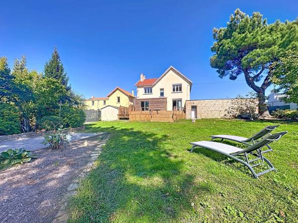 Maison spacieuse a vendre a LA VARENNE avec 5 chambres, double garage et jardin.