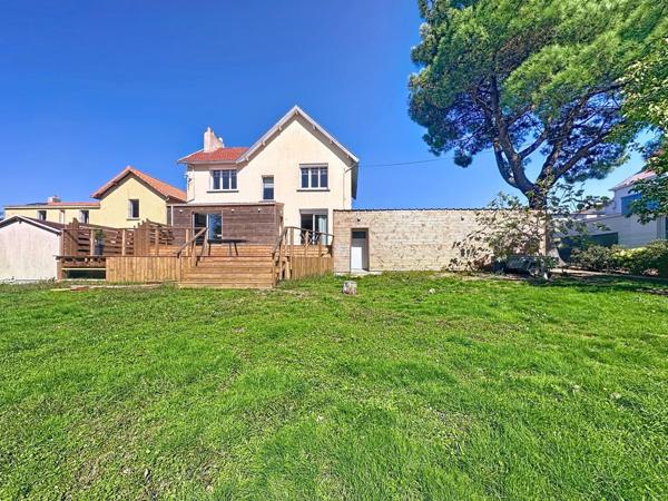 Maison spacieuse a vendre a LA VARENNE avec 5 chambres, double garage et jardin.