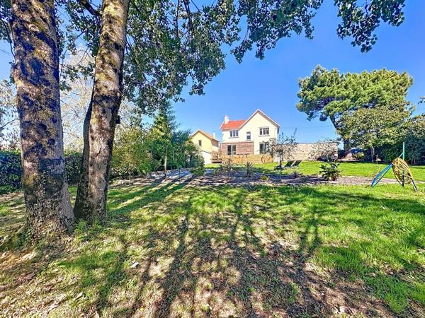 Maison spacieuse a vendre a LA VARENNE avec 5 chambres, double garage et jardin.