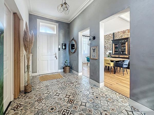 Maison spacieuse a vendre a LA VARENNE avec 5 chambres, double garage et jardin.