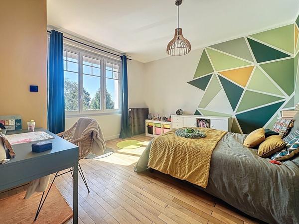 Maison spacieuse a vendre a LA VARENNE avec 5 chambres, double garage et jardin.