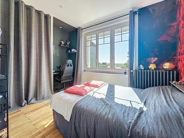 Maison spacieuse a vendre a LA VARENNE avec 5 chambres, double garage et jardin.