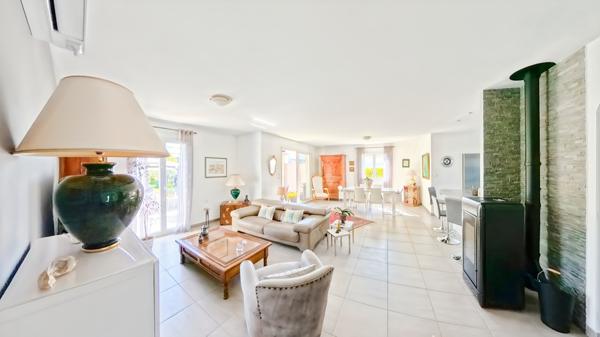 Uzès (30700) Belle villa située à seulemnt 3 km d'Uzès