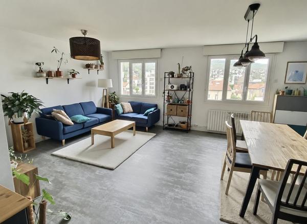 SAINTE ALYRE-T3 MEUBLE AU 6EME ETAGE - STATIONNEMENT