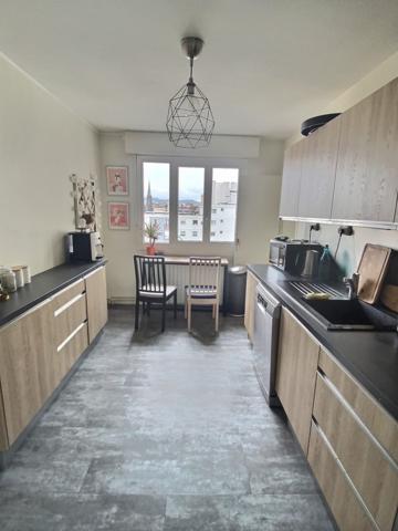 SAINTE ALYRE-T3 MEUBLE AU 6EME ETAGE - STATIONNEMENT