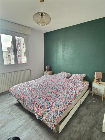 SAINTE ALYRE-T3 MEUBLE AU 6EME ETAGE - STATIONNEMENT