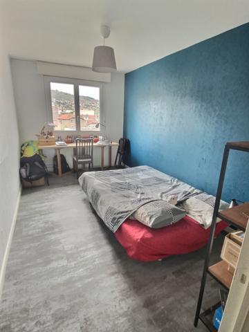 SAINTE ALYRE-T3 MEUBLE AU 6EME ETAGE - STATIONNEMENT