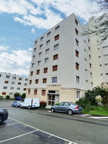SAINTE ALYRE-T3 MEUBLE AU 6EME ETAGE - STATIONNEMENT