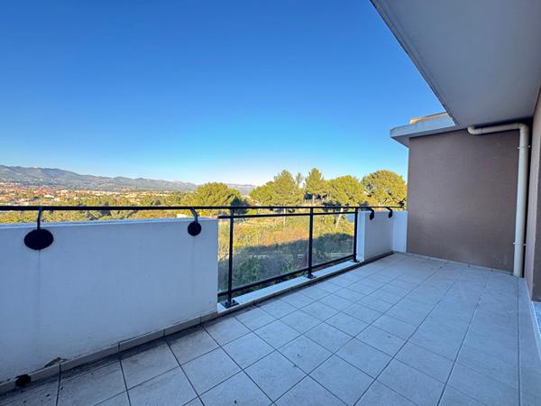 LA CROIX ROUGE. Studio avec terrasse et garage à louer