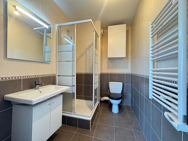 LA CROIX ROUGE. Studio avec terrasse et garage à louer