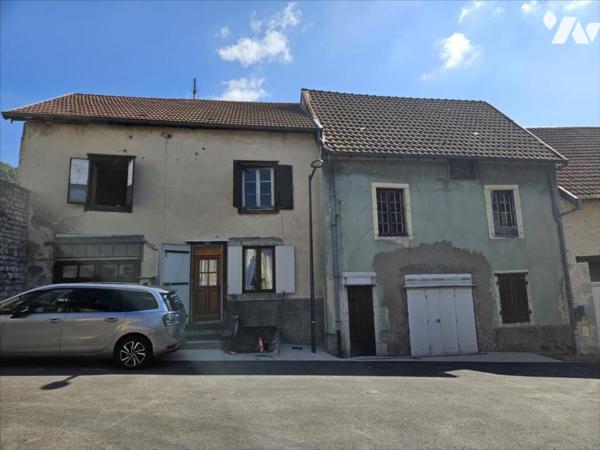 Maison de ville répartie en deux logements avec garages
