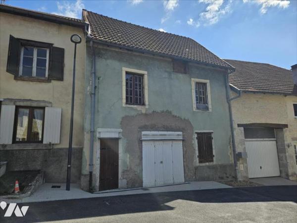 Maison de ville répartie en deux logements avec garages