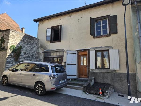 Maison de ville répartie en deux logements avec garages