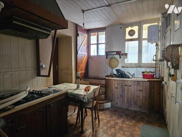 Maison de ville répartie en deux logements avec garages