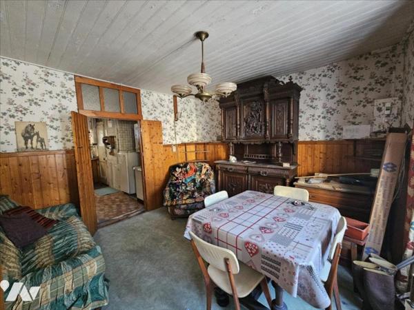 Maison de ville répartie en deux logements avec garages