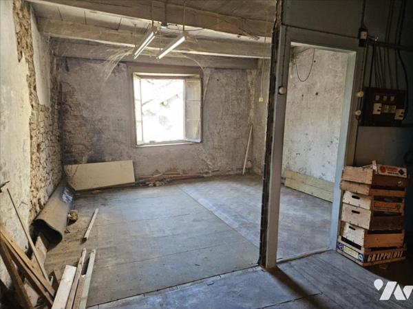 Maison de ville répartie en deux logements avec garages