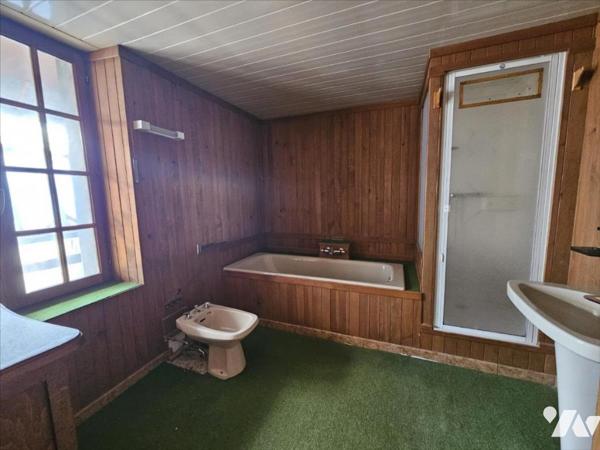 Maison de ville répartie en deux logements avec garages