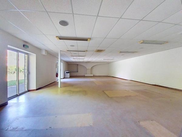 Maison en pierre avec bureaux et parkings