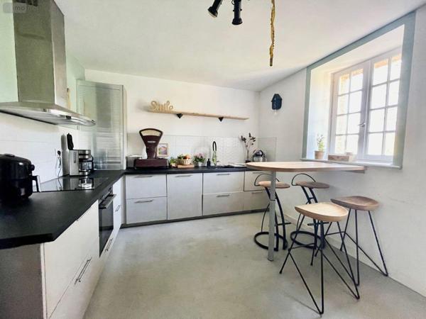 Local mixte (Pro/Hab) à vendre à Plouaret dans les Côtes-d'Armor (22420), ref : B23/2025   
Centre ville