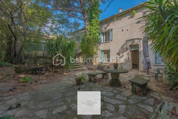 *** Ancien mas de 1930, surface habitable de 179 m2 *** Hangar attenant de 185 m2 *** 
Au calme, sans vis à vis. *** Fort potentiel pour activité professionnelle, projet mixte, ou famille nombreuse ***

Situé sur le secteur de la route d'Entraigues, non loin des commodités et pourtant bénéficiant d'un environnement calme, je vous amène à la découverte de ce bien plein de caractère, qui nécessite d'importants travaux de rénovation, qui lui redonneront son lustre d'antan. 
Avis aux bricoleurs et amateurs de travaux : Ce bien-là, vous fera profiter d'une jolie plus-value à la revente. 

D'une surface de 179 m2 répartis sur 2 niveaux, on y trouve en raz de jardin : 
- Une cuisine / pièce de vie 
- Une salle d'eau 
- Une chambre

A l'étage, par lequel on peut accéder côté intérieur par un escalier en colimaçon, ou par l'extérieur avec l'escalier en pierre de taille, 
on trouve : 
- Une seconde cuisine qui peut être transformée en suite parentale, avec un point d'eau attenant.
- Une pièce de vie qui dessert l'étage 
- Une chambre avec une salle d'eau 
- Un bureau qui peut faire office de 3ème chambre. 

*** LE HANGAR *** 
185 m2 de béton, à aménager selon vos envies ou vos besoins. 
Sous réserve des autorisations d'urbanisme, on peut y créer du logement supplémentaire, à exploiter en Airbnb par exemple.

Je vous guiderai dans vos démarches. On visite ?