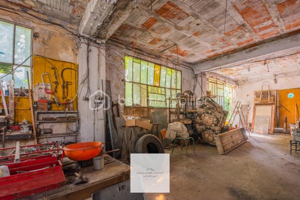 *** Ancien mas de 1930, surface habitable de 179 m2 *** Hangar attenant de 185 m2 *** 
Au calme, sans vis à vis. *** Fort potentiel pour activité professionnelle, projet mixte, ou famille nombreuse ***

Situé sur le secteur de la route d'Entraigues, non loin des commodités et pourtant bénéficiant d'un environnement calme, je vous amène à la découverte de ce bien plein de caractère, qui nécessite d'importants travaux de rénovation, qui lui redonneront son lustre d'antan. 
Avis aux bricoleurs et amateurs de travaux : Ce bien-là, vous fera profiter d'une jolie plus-value à la revente. 

D'une surface de 179 m2 répartis sur 2 niveaux, on y trouve en raz de jardin : 
- Une cuisine / pièce de vie 
- Une salle d'eau 
- Une chambre

A l'étage, par lequel on peut accéder côté intérieur par un escalier en colimaçon, ou par l'extérieur avec l'escalier en pierre de taille, 
on trouve : 
- Une seconde cuisine qui peut être transformée en suite parentale, avec un point d'eau attenant.
- Une pièce de vie qui dessert l'étage 
- Une chambre avec une salle d'eau 
- Un bureau qui peut faire office de 3ème chambre. 

*** LE HANGAR *** 
185 m2 de béton, à aménager selon vos envies ou vos besoins. 
Sous réserve des autorisations d'urbanisme, on peut y créer du logement supplémentaire, à exploiter en Airbnb par exemple.

Je vous guiderai dans vos démarches. On visite ?