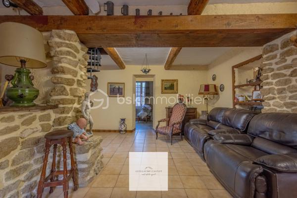 *** Ancien mas de 1930, surface habitable de 179 m2 *** Hangar attenant de 185 m2 *** 
Au calme, sans vis à vis. *** Fort potentiel pour activité professionnelle, projet mixte, ou famille nombreuse ***

Situé sur le secteur de la route d'Entraigues, non loin des commodités et pourtant bénéficiant d'un environnement calme, je vous amène à la découverte de ce bien plein de caractère, qui nécessite d'importants travaux de rénovation, qui lui redonneront son lustre d'antan. 
Avis aux bricoleurs et amateurs de travaux : Ce bien-là, vous fera profiter d'une jolie plus-value à la revente. 

D'une surface de 179 m2 répartis sur 2 niveaux, on y trouve en raz de jardin : 
- Une cuisine / pièce de vie 
- Une salle d'eau 
- Une chambre

A l'étage, par lequel on peut accéder côté intérieur par un escalier en colimaçon, ou par l'extérieur avec l'escalier en pierre de taille, 
on trouve : 
- Une seconde cuisine qui peut être transformée en suite parentale, avec un point d'eau attenant.
- Une pièce de vie qui dessert l'étage 
- Une chambre avec une salle d'eau 
- Un bureau qui peut faire office de 3ème chambre. 

*** LE HANGAR *** 
185 m2 de béton, à aménager selon vos envies ou vos besoins. 
Sous réserve des autorisations d'urbanisme, on peut y créer du logement supplémentaire, à exploiter en Airbnb par exemple.

Je vous guiderai dans vos démarches. On visite ?