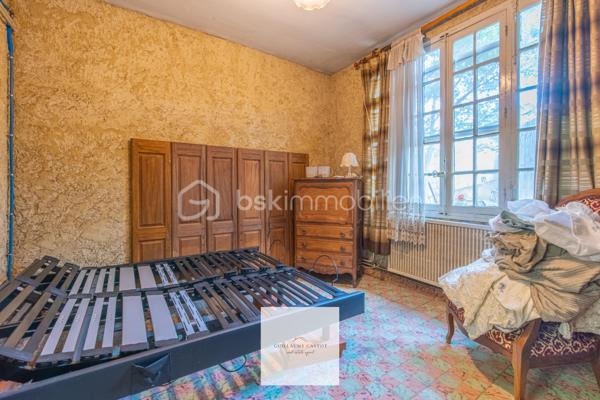 *** Ancien mas de 1930, surface habitable de 179 m2 *** Hangar attenant de 185 m2 *** 
Au calme, sans vis à vis. *** Fort potentiel pour activité professionnelle, projet mixte, ou famille nombreuse ***

Situé sur le secteur de la route d'Entraigues, non loin des commodités et pourtant bénéficiant d'un environnement calme, je vous amène à la découverte de ce bien plein de caractère, qui nécessite d'importants travaux de rénovation, qui lui redonneront son lustre d'antan. 
Avis aux bricoleurs et amateurs de travaux : Ce bien-là, vous fera profiter d'une jolie plus-value à la revente. 

D'une surface de 179 m2 répartis sur 2 niveaux, on y trouve en raz de jardin : 
- Une cuisine / pièce de vie 
- Une salle d'eau 
- Une chambre

A l'étage, par lequel on peut accéder côté intérieur par un escalier en colimaçon, ou par l'extérieur avec l'escalier en pierre de taille, 
on trouve : 
- Une seconde cuisine qui peut être transformée en suite parentale, avec un point d'eau attenant.
- Une pièce de vie qui dessert l'étage 
- Une chambre avec une salle d'eau 
- Un bureau qui peut faire office de 3ème chambre. 

*** LE HANGAR *** 
185 m2 de béton, à aménager selon vos envies ou vos besoins. 
Sous réserve des autorisations d'urbanisme, on peut y créer du logement supplémentaire, à exploiter en Airbnb par exemple.

Je vous guiderai dans vos démarches. On visite ?