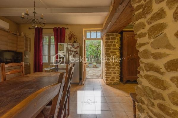 *** Ancien mas de 1930, surface habitable de 179 m2 *** Hangar attenant de 185 m2 *** 
Au calme, sans vis à vis. *** Fort potentiel pour activité professionnelle, projet mixte, ou famille nombreuse ***

Situé sur le secteur de la route d'Entraigues, non loin des commodités et pourtant bénéficiant d'un environnement calme, je vous amène à la découverte de ce bien plein de caractère, qui nécessite d'importants travaux de rénovation, qui lui redonneront son lustre d'antan. 
Avis aux bricoleurs et amateurs de travaux : Ce bien-là, vous fera profiter d'une jolie plus-value à la revente. 

D'une surface de 179 m2 répartis sur 2 niveaux, on y trouve en raz de jardin : 
- Une cuisine / pièce de vie 
- Une salle d'eau 
- Une chambre

A l'étage, par lequel on peut accéder côté intérieur par un escalier en colimaçon, ou par l'extérieur avec l'escalier en pierre de taille, 
on trouve : 
- Une seconde cuisine qui peut être transformée en suite parentale, avec un point d'eau attenant.
- Une pièce de vie qui dessert l'étage 
- Une chambre avec une salle d'eau 
- Un bureau qui peut faire office de 3ème chambre. 

*** LE HANGAR *** 
185 m2 de béton, à aménager selon vos envies ou vos besoins. 
Sous réserve des autorisations d'urbanisme, on peut y créer du logement supplémentaire, à exploiter en Airbnb par exemple.

Je vous guiderai dans vos démarches. On visite ?
