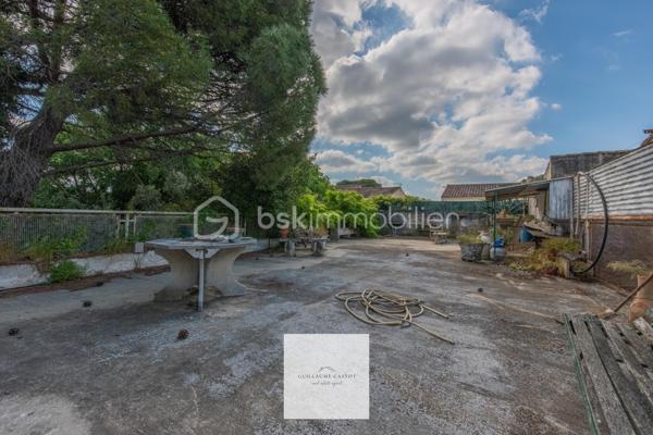 *** Ancien mas de 1930, surface habitable de 179 m2 *** Hangar attenant de 185 m2 *** 
Au calme, sans vis à vis. *** Fort potentiel pour activité professionnelle, projet mixte, ou famille nombreuse ***

Situé sur le secteur de la route d'Entraigues, non loin des commodités et pourtant bénéficiant d'un environnement calme, je vous amène à la découverte de ce bien plein de caractère, qui nécessite d'importants travaux de rénovation, qui lui redonneront son lustre d'antan. 
Avis aux bricoleurs et amateurs de travaux : Ce bien-là, vous fera profiter d'une jolie plus-value à la revente. 

D'une surface de 179 m2 répartis sur 2 niveaux, on y trouve en raz de jardin : 
- Une cuisine / pièce de vie 
- Une salle d'eau 
- Une chambre

A l'étage, par lequel on peut accéder côté intérieur par un escalier en colimaçon, ou par l'extérieur avec l'escalier en pierre de taille, 
on trouve : 
- Une seconde cuisine qui peut être transformée en suite parentale, avec un point d'eau attenant.
- Une pièce de vie qui dessert l'étage 
- Une chambre avec une salle d'eau 
- Un bureau qui peut faire office de 3ème chambre. 

*** LE HANGAR *** 
185 m2 de béton, à aménager selon vos envies ou vos besoins. 
Sous réserve des autorisations d'urbanisme, on peut y créer du logement supplémentaire, à exploiter en Airbnb par exemple.

Je vous guiderai dans vos démarches. On visite ?