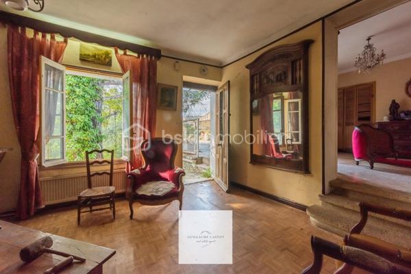 *** Ancien mas de 1930, surface habitable de 179 m2 *** Hangar attenant de 185 m2 *** 
Au calme, sans vis à vis. *** Fort potentiel pour activité professionnelle, projet mixte, ou famille nombreuse ***

Situé sur le secteur de la route d'Entraigues, non loin des commodités et pourtant bénéficiant d'un environnement calme, je vous amène à la découverte de ce bien plein de caractère, qui nécessite d'importants travaux de rénovation, qui lui redonneront son lustre d'antan. 
Avis aux bricoleurs et amateurs de travaux : Ce bien-là, vous fera profiter d'une jolie plus-value à la revente. 

D'une surface de 179 m2 répartis sur 2 niveaux, on y trouve en raz de jardin : 
- Une cuisine / pièce de vie 
- Une salle d'eau 
- Une chambre

A l'étage, par lequel on peut accéder côté intérieur par un escalier en colimaçon, ou par l'extérieur avec l'escalier en pierre de taille, 
on trouve : 
- Une seconde cuisine qui peut être transformée en suite parentale, avec un point d'eau attenant.
- Une pièce de vie qui dessert l'étage 
- Une chambre avec une salle d'eau 
- Un bureau qui peut faire office de 3ème chambre. 

*** LE HANGAR *** 
185 m2 de béton, à aménager selon vos envies ou vos besoins. 
Sous réserve des autorisations d'urbanisme, on peut y créer du logement supplémentaire, à exploiter en Airbnb par exemple.

Je vous guiderai dans vos démarches. On visite ?