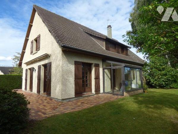 Maison d'habitation sous tuiles, comprenant :
Au sous-sol : salle de jeux, garage, buanderie, ...