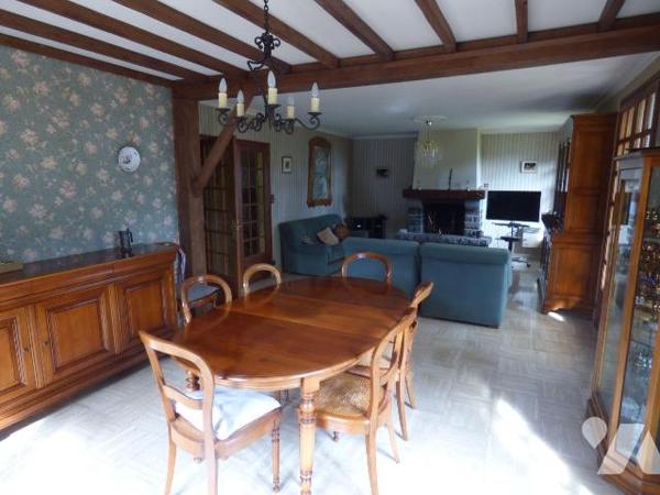 Maison d'habitation sous tuiles, comprenant :
Au sous-sol : salle de jeux, garage, buanderie, ...