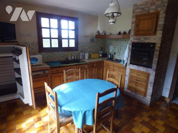 Maison d'habitation sous tuiles, comprenant :
Au sous-sol : salle de jeux, garage, buanderie, ...